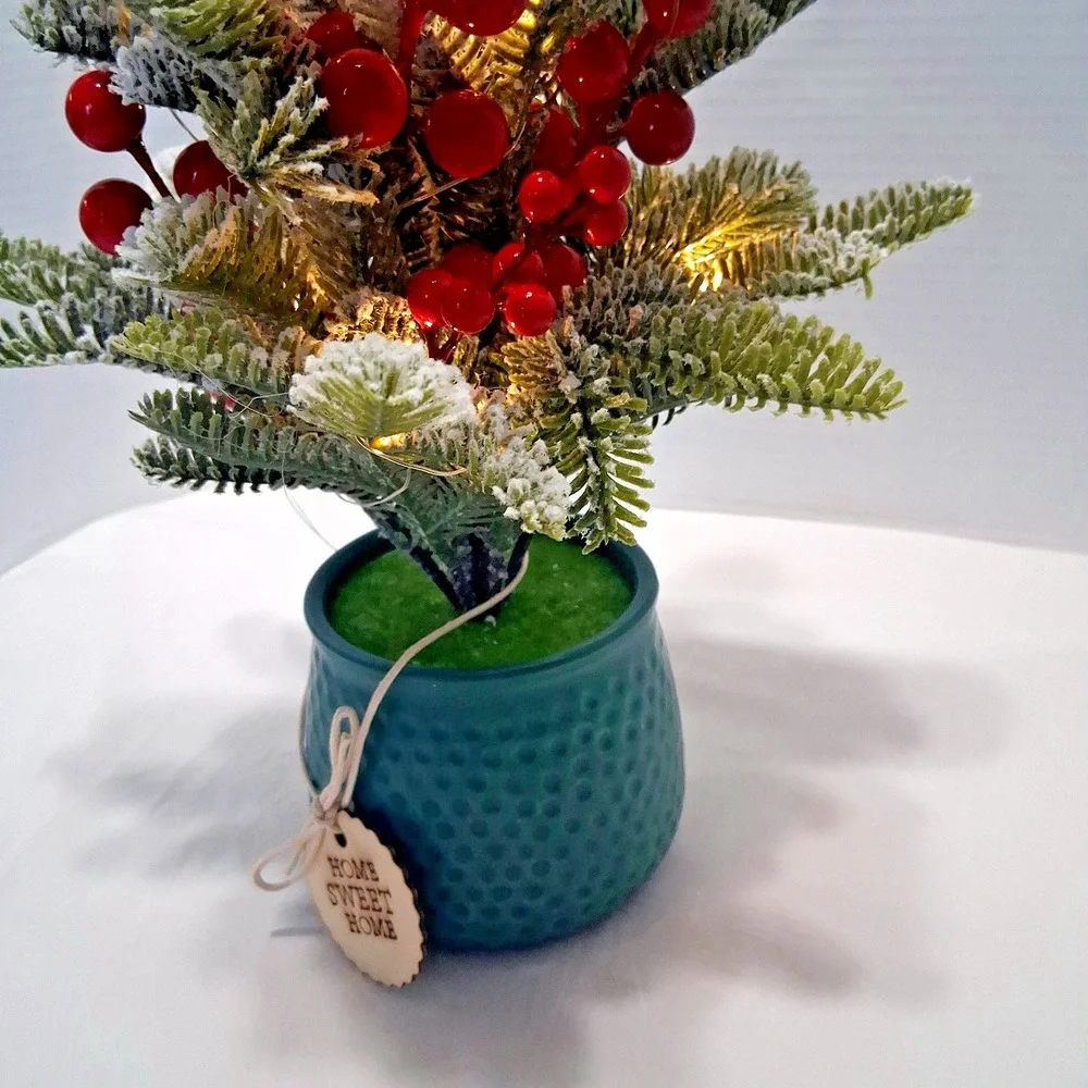 Christmas Tree with Red Berries Pot Home Sweet Home Decor Light Up‎ Battery Pack
